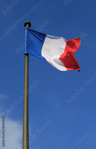 Drapeau français au vent