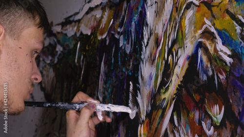 Fotografie Artist designer draws an eagle on the wall