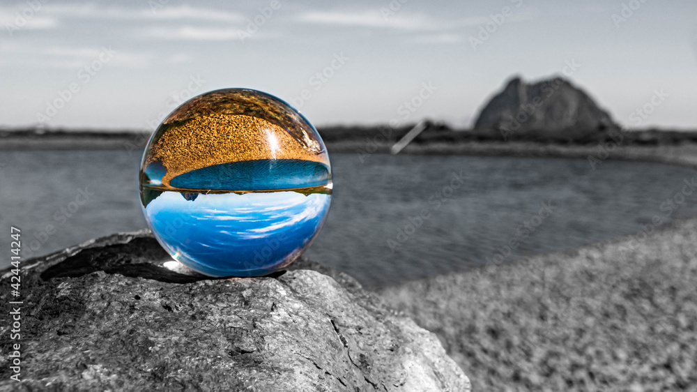 Obraz premium Crystal ball alpine landscape shot with black and white background outside the sphere and details of a rock at Wildkogel Arena, Neukirchen, Salzburg, Austria
