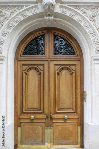 Porte en bois d’immeuble bourgeois à Paris