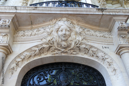 Mascaron (femme) d’un immeuble ancien à Paris