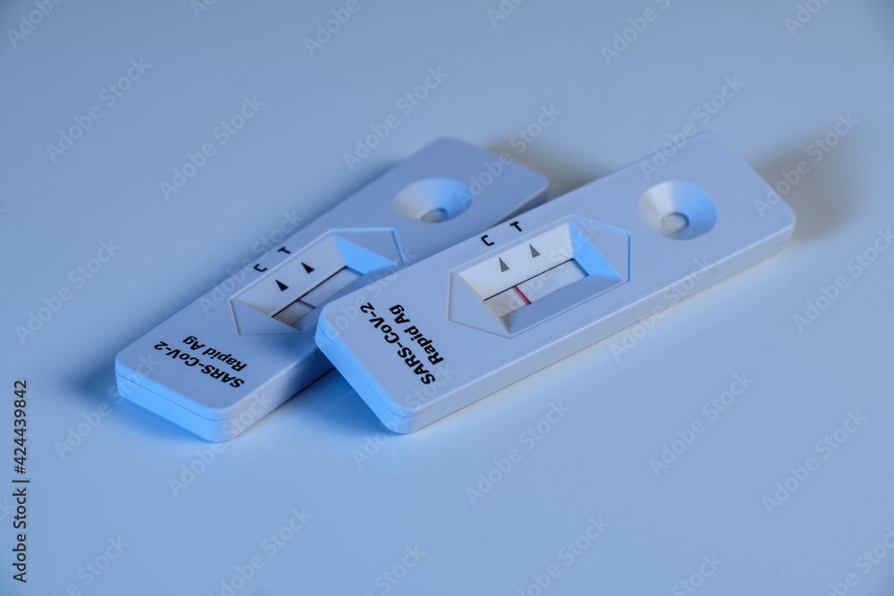 Antigen Schnelltest COVID-19 (2019-nCoV - coronavirus / SARS-CoV-2 virus / viral disease): Zwei Rapid Test auf neutralem hellen Hintergrund - kühl blaues Licht Antigen Schnelltest COVID-19 (2019-nCoV - coronavirus / SARS-CoV-2 virus / viral disease): Zwei Rapid Test auf neutralem hellen Hintergrund - kühl blaues Licht