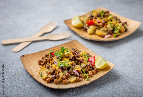 Bilde på lerret kala chana chaat with boiled potato, onion, tomato with lemon on a bamboo plate