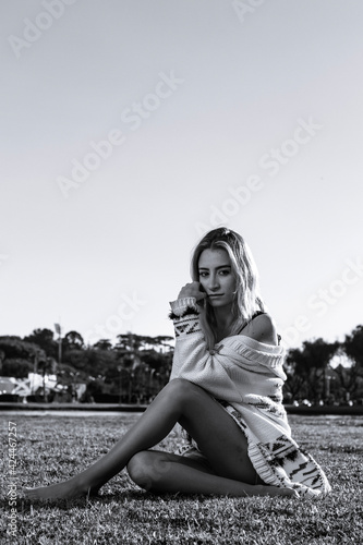 beatiful young model woman in the park in a sunny and cold day © Marcelo