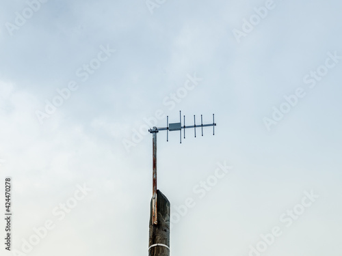 Antenna to provide communication by payphone against sky