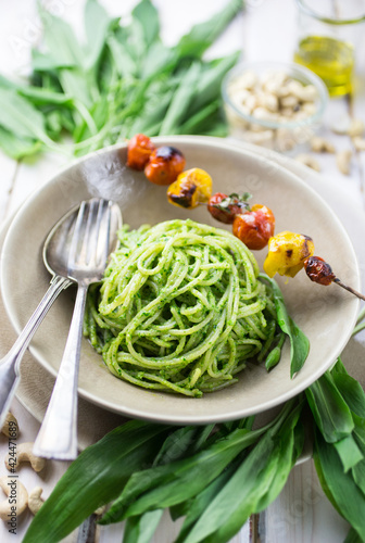 Pesto spaghetti with grilled tomatoes