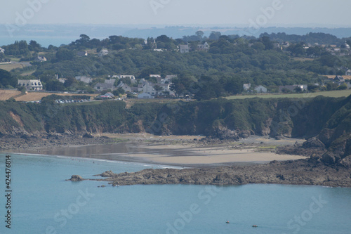 Vue sur la mer et les îlets de la pointe de Plouha, à Plouha dans les Côtes-d'Armor en Bretagne.	
 photo