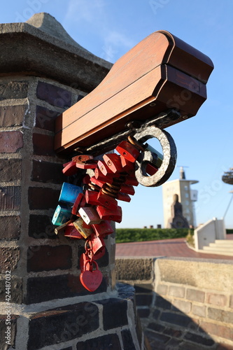 Liebesschlösser am Brunnen vor der Alten Liebe in Cuxhaven, Nordsee
