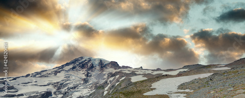Fototapeta Naklejka Na Ścianę i Meble -  Mount Rainier, also known as Tahoma or Tacoma, is a large active stratovolcano in the Cascade Range of the Pacific Northwest