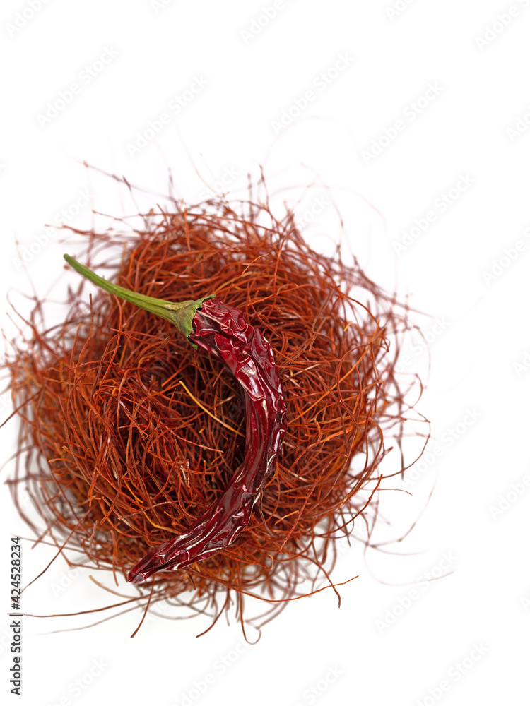 Fototapeta premium Chilifäden und Chilischote isoliert vor weißem Hintergrund