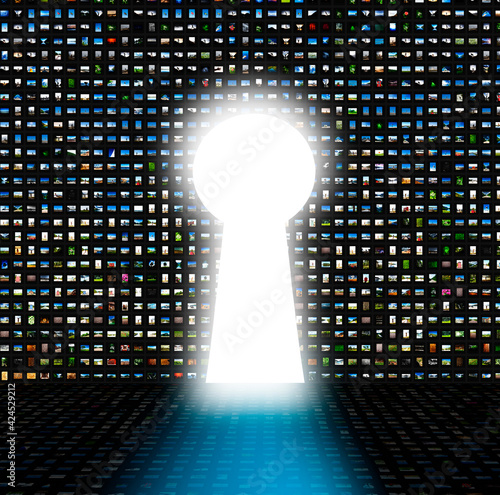 Schlüsselloch in einer Wand aus Bildern