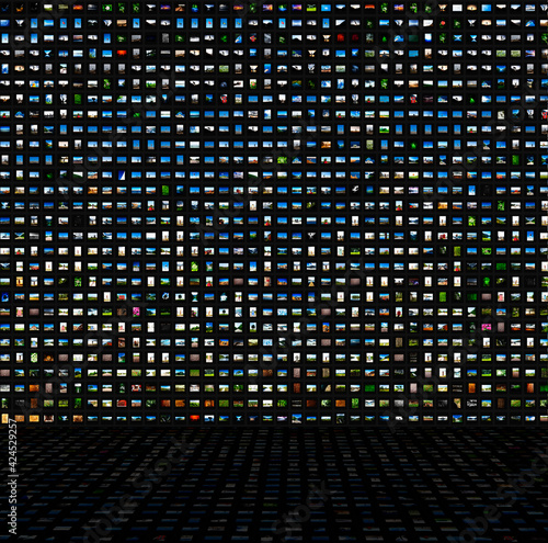 Schlüsselloch in einer Wand aus Bildern