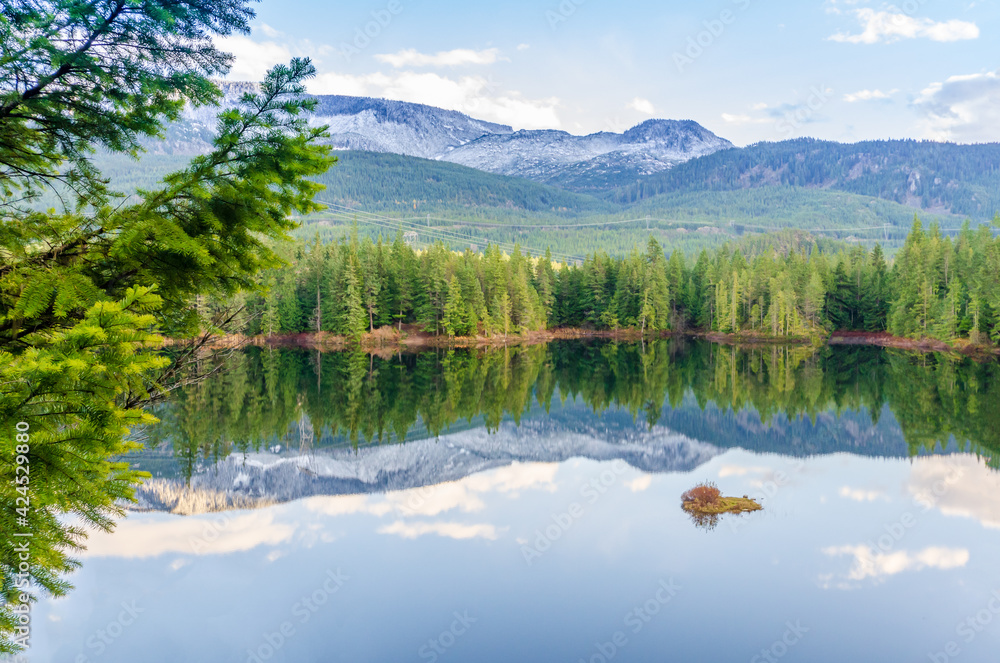 Fototapeta premium Majestic mountain lake in Canada.