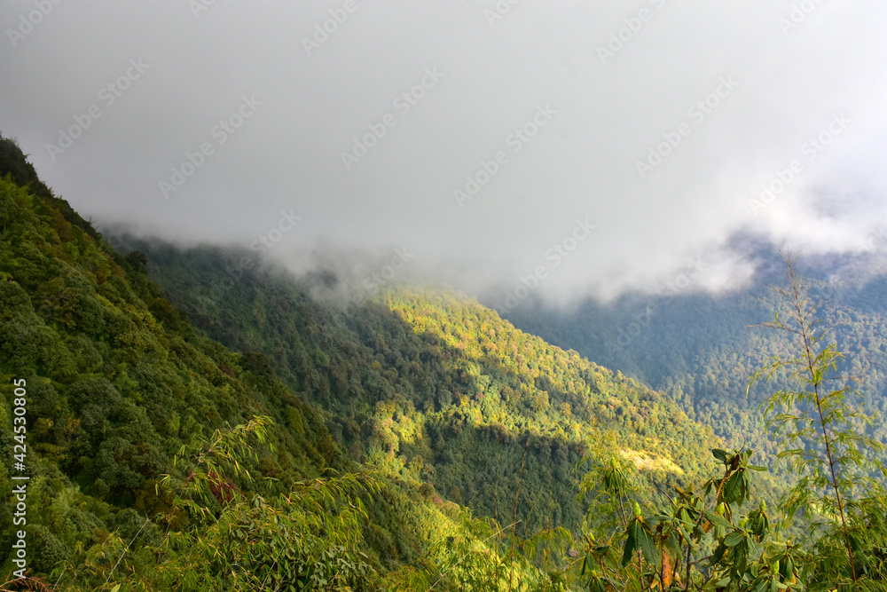 Obraz premium Picturesque mountain slope with ridges
