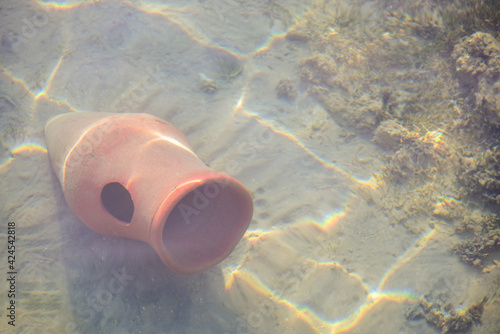 Fotografi Treasure of an old earthen vessel under water