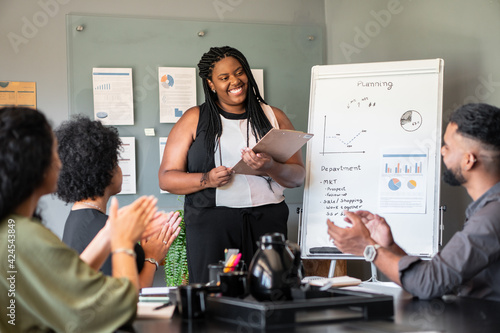 Φωτογραφία black business woman giving flipchart presentation in the office