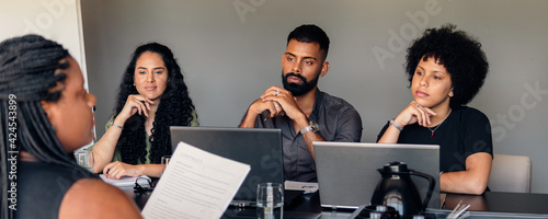 Fotografi african american woman pitching about new project and ideas at meeting