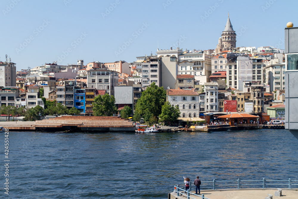 Torre Galata desde el Puente de los Pescadores en la ciudad de Estambul en el pais de Turquia