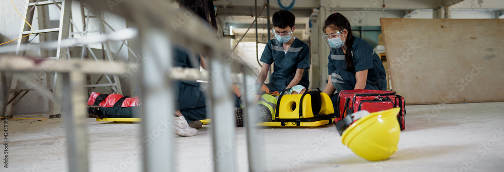 Chef Using First Aid Foto de First aid for injuries in work accidents. Using first aid ...