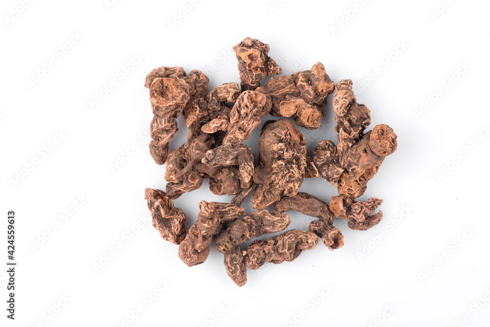 Obraz premium Top view of the roots of galangal. Background from galangal roots. Galangal root is used in cooking, alternative medicine.