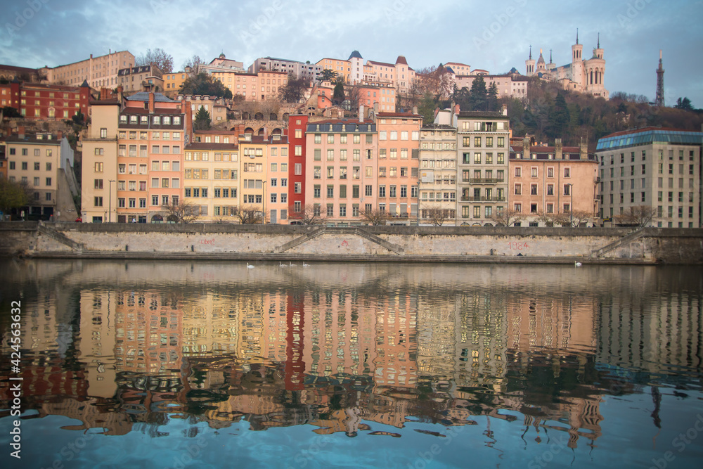 bord de Saône à Lyon le matin: jolie vue sur le quartier Saint-Georges dans le quartier historique du Vieux Lyon