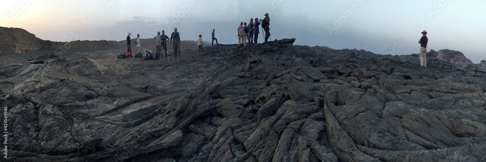 Au bord du lac de lave du volcan Erta Ale au nord de l'Ethiopie