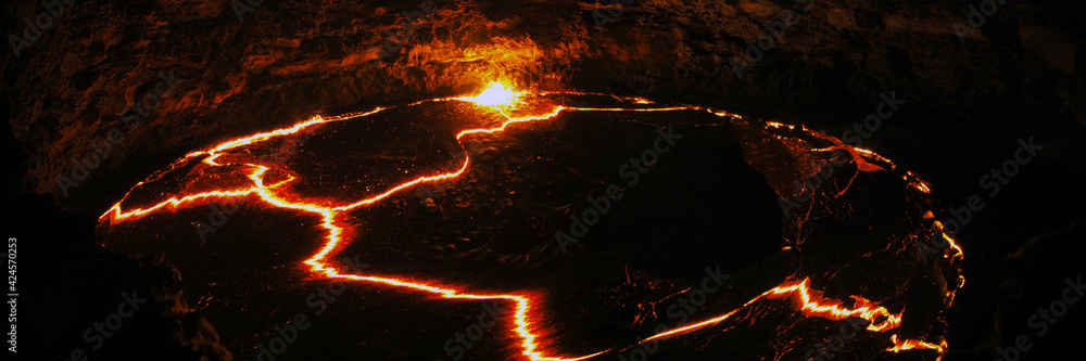 Au bord du lac de lave du volcan Erta Ale au nord de l'Ethiopie