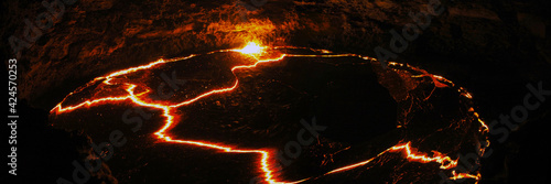 Obraz na płótnie Au bord du lac de lave du volcan Erta Ale au nord de l'Ethiopie w salonie