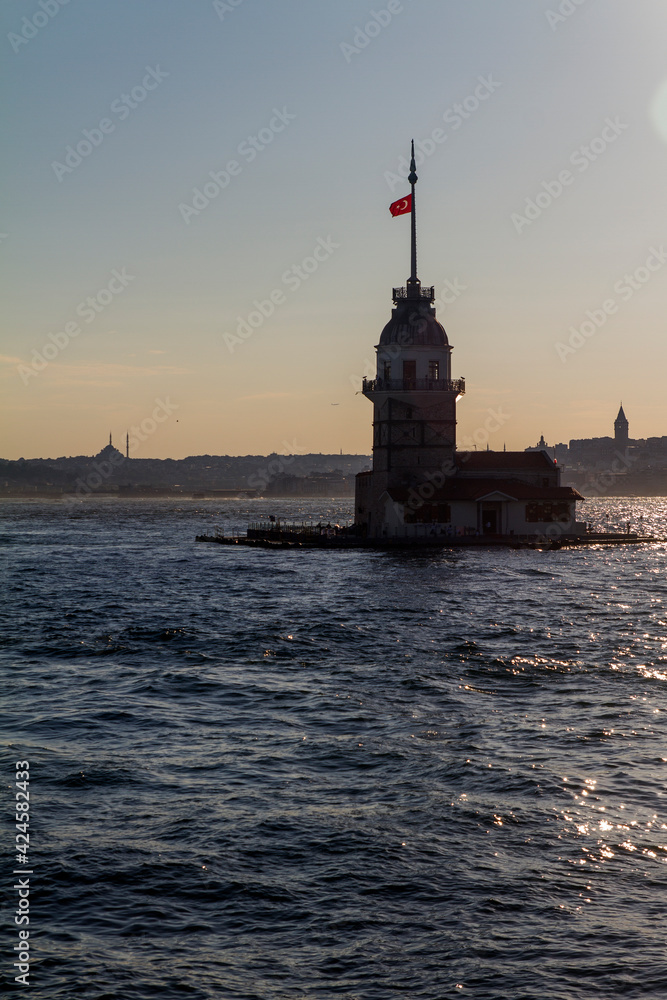 Torre de la Doncella o Torre de Leandro en el barrio de Uskudar, en la ciudad de Estambul, en el pais de Turquia