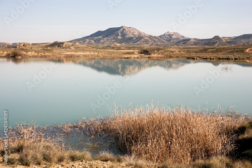 Montaña reflejada en lago