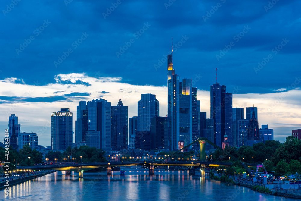 Obraz premium FRANKFURT, GERMANY, 25 JULY 2020: Cityscape image of Frankfurt am Main during sunset.