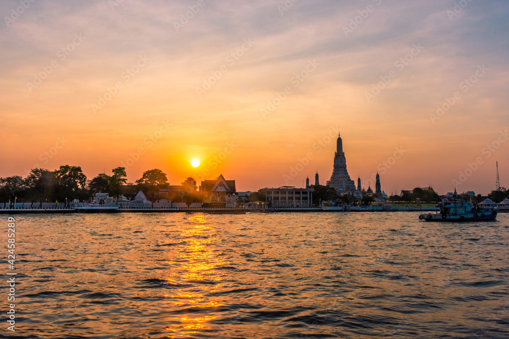 BANGKOK, THAILAND, 8 JANUARY 2020: Beautiful sunset over the Temple of Wat Arun