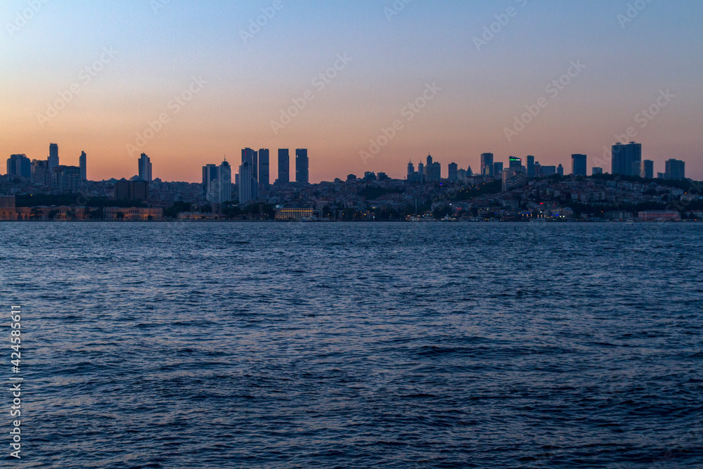 Atardecer o Anochecer en el Bosforo desde el barrio de Uskudar, ciudad de Estambul, pais de Turquia