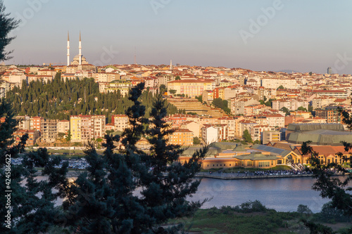 Panoramica, vista o skyline del Bosforo desde el Cementerio de Eyup en la ciudad de Estambul, pais de Turquia