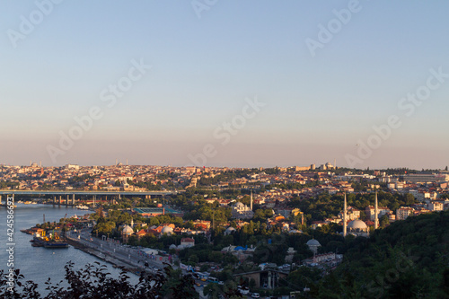 Panoramica, vista o skyline del Bosforo desde el Cementerio de Eyup en la ciudad de Estambul, pais de Turquia © Alvaro Martin