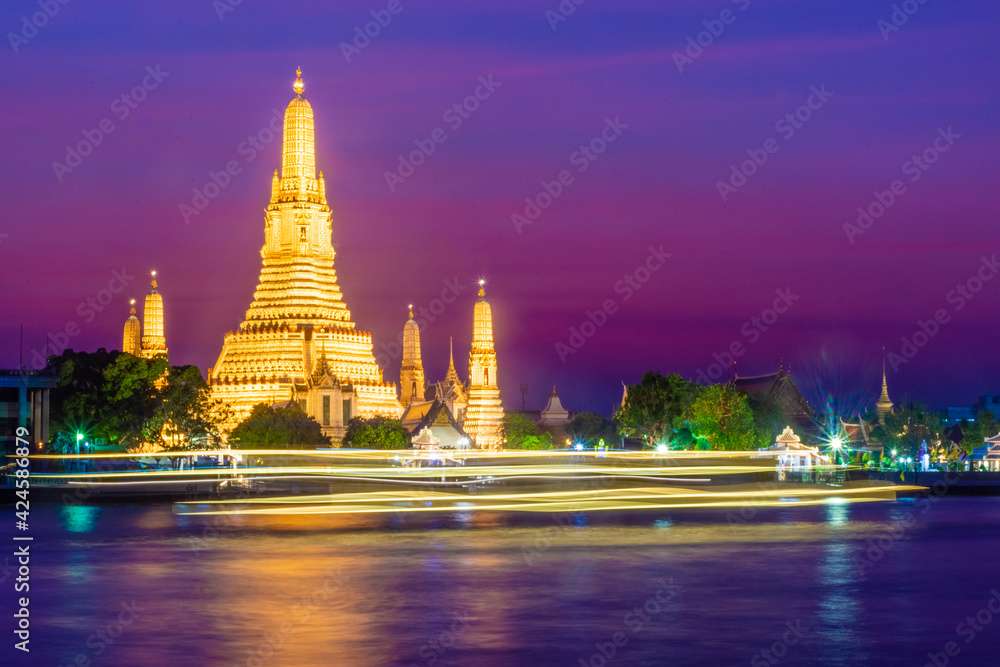 BANGKOK, THAILAND, 8 JANUARY 2020: the Temple of wat Arun at twilight