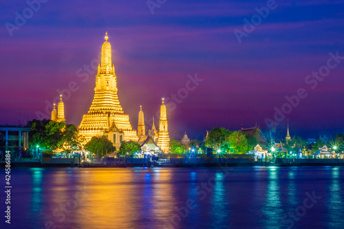BANGKOK, THAILAND, 8 JANUARY 2020: Wat arun Temple by night