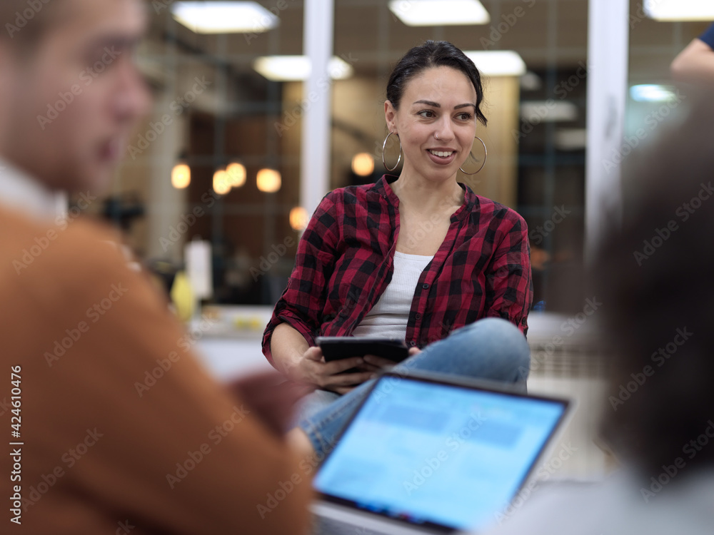 Fototapeta premium team meeting and brainstorming in modern office