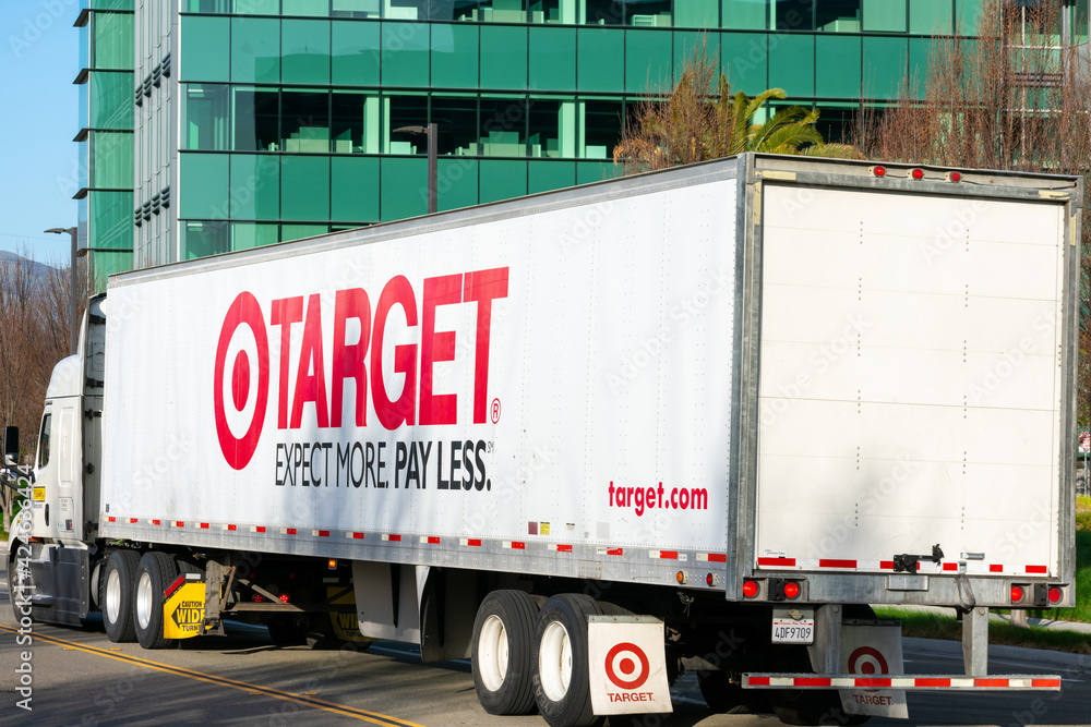 Target delivery semi trailer truck with a slogan expect more pay less is driving on the narrow street. San Jose California USA 2021 foto de Stock Adobe Stock
