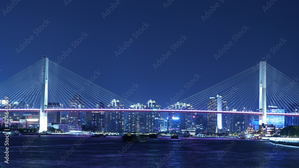 Obraz premium The city night view with the lights on and the reflection in river in the evening