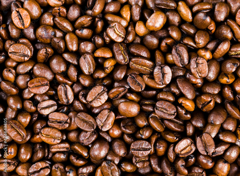 Fototapeta premium whole and flavorful coffee beans scattered in a chaotic order