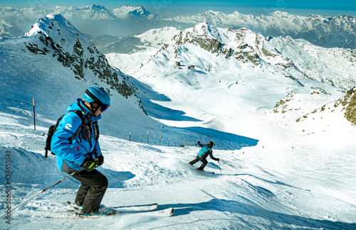  narciarski narty zimą śnieg narciarz zabawa biały na równi pochyłej sport alpy sezon wakacje niebo rodzina góra nachylenie podróż zimny mountainside niebieski ekstremal