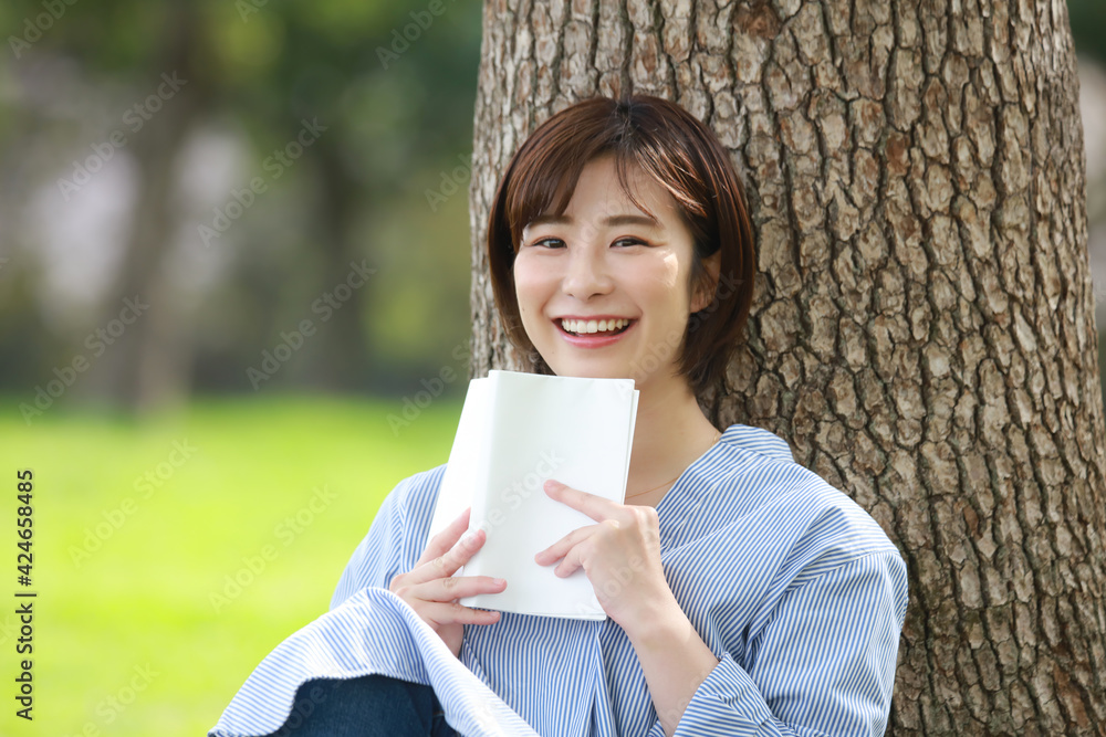 Fototapeta premium 読書する女性