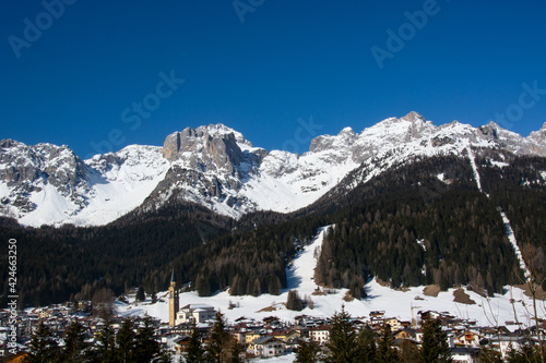 Primavera con la neve a Padola in Comelico sulle Dolomiti italiane