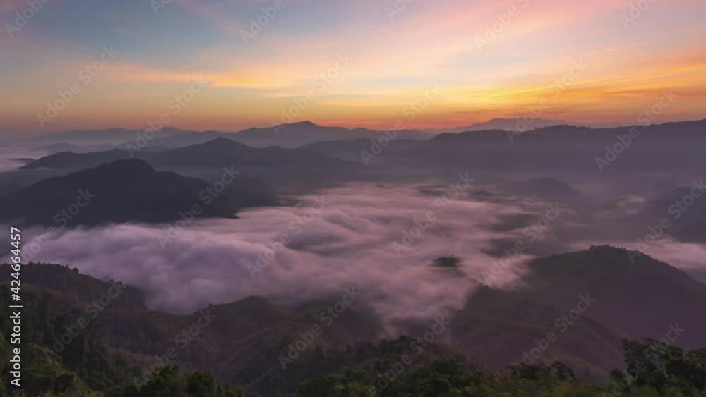4K Timelapse of beautiful sunrise with fog rolling over mountain in Ai yerweng, Yala, Thailand
4K Timelapse of beautiful sunrise with fog rolling over mountain in Ai yerweng, Yala, Thailand