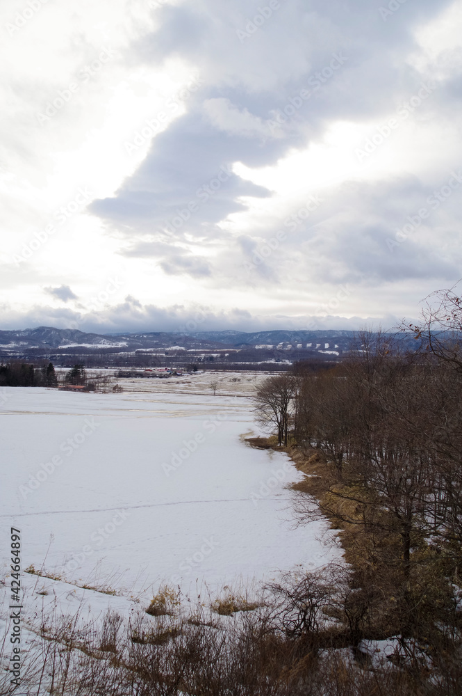 雪解けを待つ北海道の酪農施設