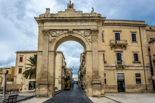 Tableau sur toile Porta Real, gate on historic part of Noto city, Sicily in Italy