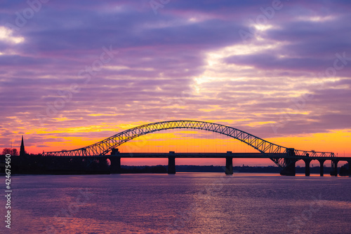 Valokuva Silver Jubilee Bridge in Runcorn with the sun setting in the background