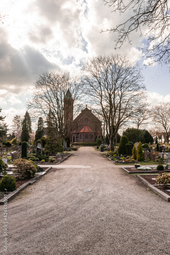 Obraz premium Hauptweg zu einer großen Friedhofskapelle