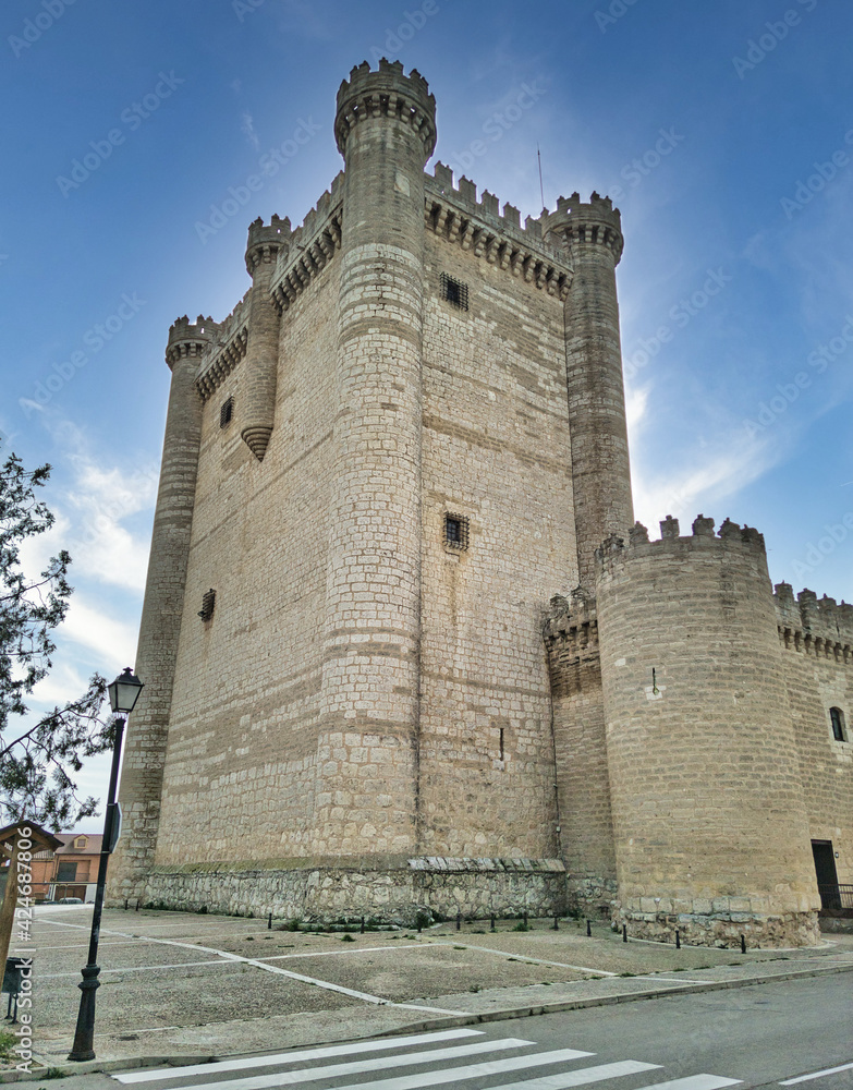 Majestuosa y alta torre del homenaje castillo medieval de Fuensaldaña, provincia de Valladolid